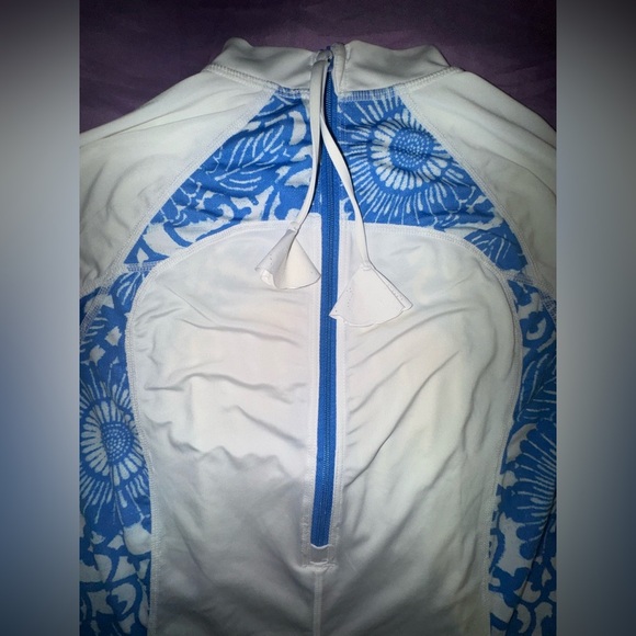 Lululemon One Love Rashguard White Beachy Floral White Porcelaine size 8 EUC - Picture 10 of 13